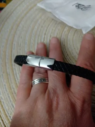 Pulsera de piel con calaveras plateadas