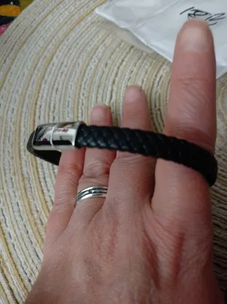 Pulsera de piel con calaveras plateadas