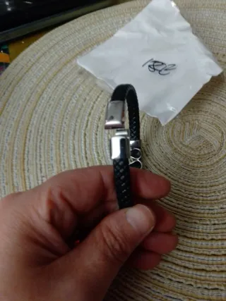 Pulsera de piel con calaveras plateadas