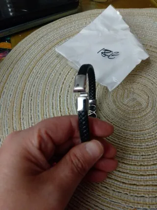 Pulsera de piel con calaveras plateadas