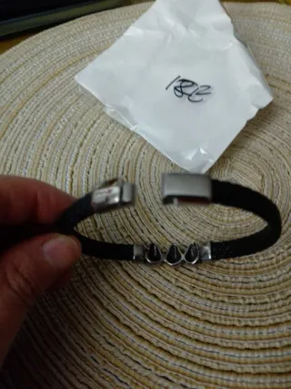 Pulsera de piel con calaveras plateadas