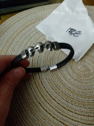 Pulsera de piel con calaveras plateadas