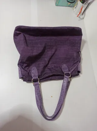 Bolso morado impermeable.