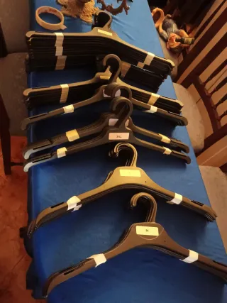 Lote de 99 perchas de plástico para adultos