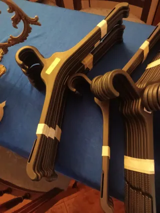 Lote de 99 perchas de plástico para adultos