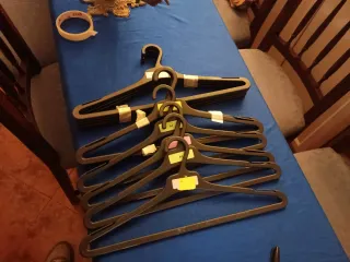 Lote de 99 perchas de plástico para adultos