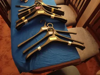 Lote de 99 perchas de plástico para adultos