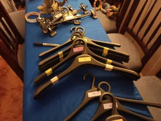 Lote de 99 perchas de plástico para adultos