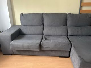 Sofá Gris con Funda y Cojines Rosas