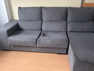 Sofá Gris con Funda y Cojines Rosas