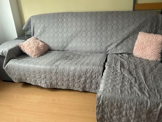 Sofá Gris con Funda y Cojines Rosas