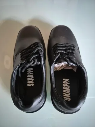 Zapatos SKARPPA cordones negros talla 40