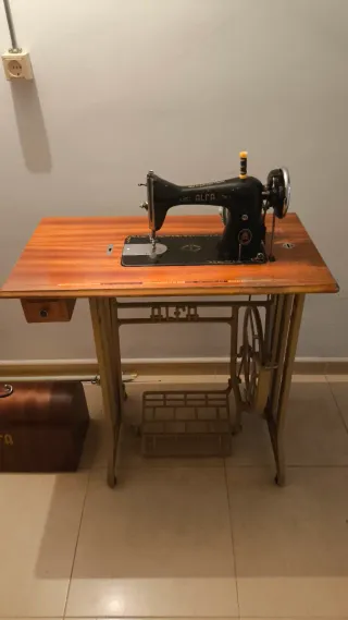 Máquina de coser Alfa antigua