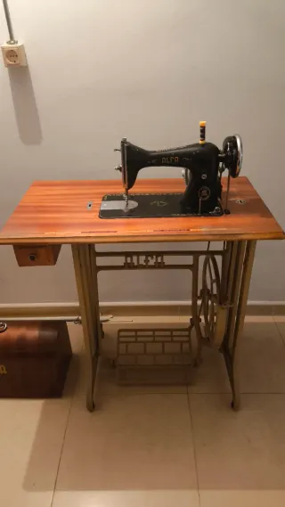 Máquina de coser Alfa antigua