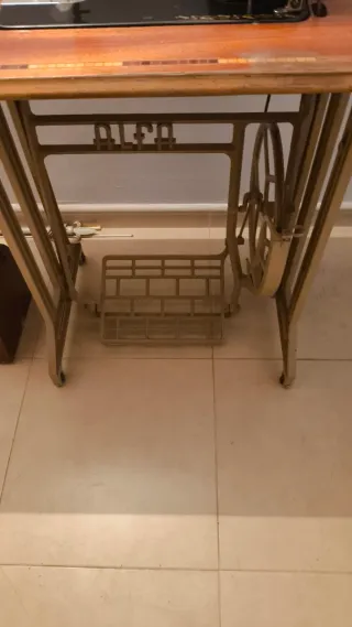 Máquina de coser Alfa antigua