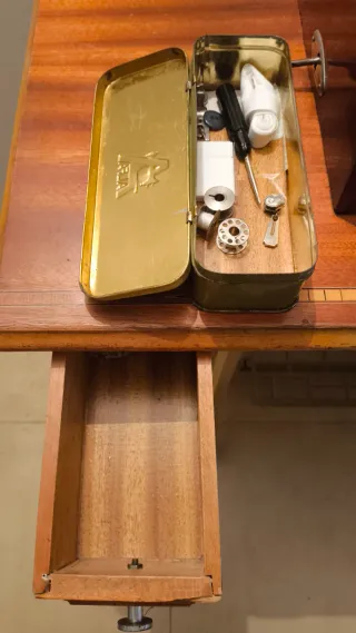 Máquina de coser Alfa antigua