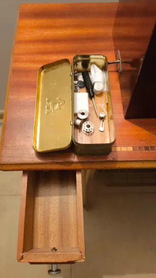 Máquina de coser Alfa antigua