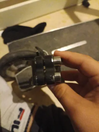 Abrazadera para striker sin fisuras