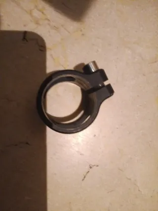 Abrazadera para striker sin fisuras