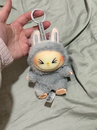 Labubu repicla con defecto en nariz