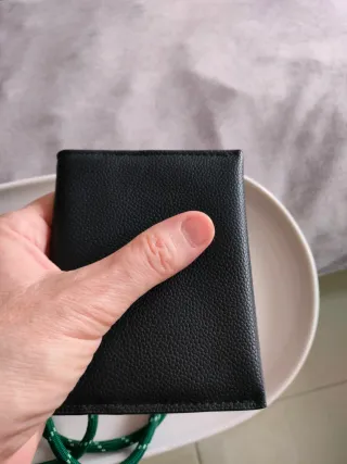 Cartera de piel negra