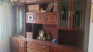 Mueble de salón de imitación a madera y cristal