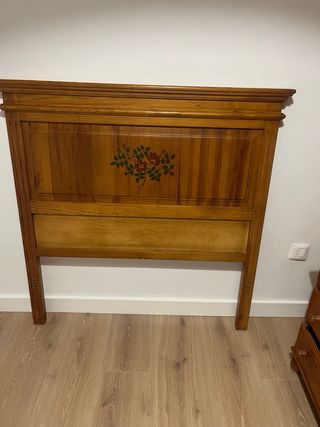 Cabecero de madera con flores