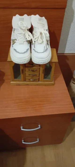 Tenis unisex blancos ,grises y beis