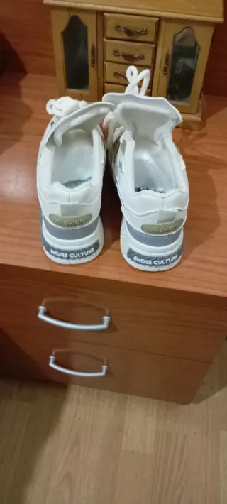 Tenis unisex blancos ,grises y beis