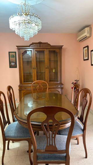 Comedor completo:mesa, 6 sillas, aparador, vitrina
