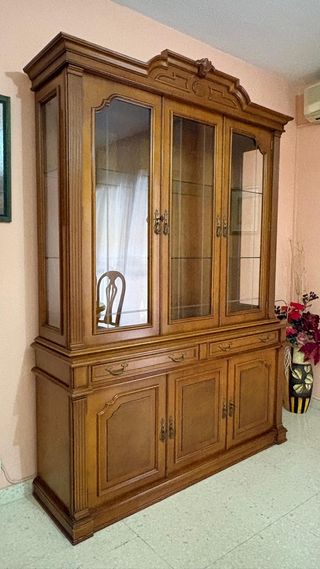 Comedor completo:mesa, 6 sillas, aparador, vitrina