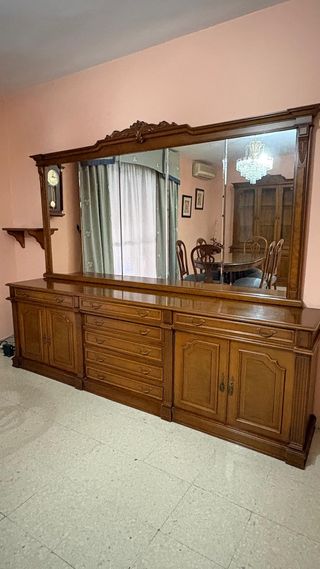 Comedor completo:mesa, 6 sillas, aparador, vitrina