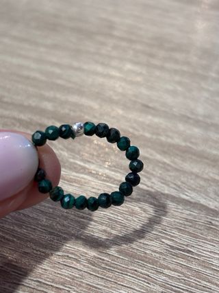 Anillo elástico de malaquita facetada