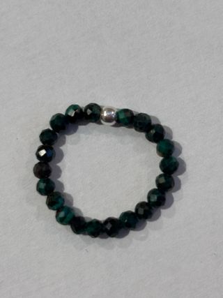 Anillo elástico de malaquita facetada
