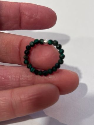 Anillo elástico de malaquita facetada