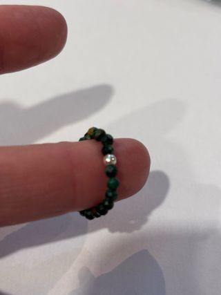 Anillo elástico de malaquita facetada