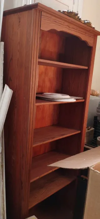 Estanterías de pino con 5 baldas. Miden 78x31x180