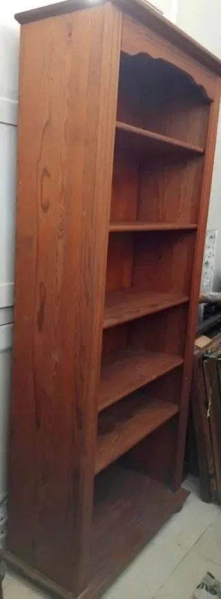Estanterías de pino con 5 baldas. Miden 78x31x180