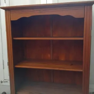 Estanterías de pino con 5 baldas. Miden 78x31x180
