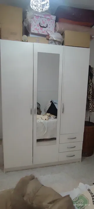 Armario blanco con espejo
