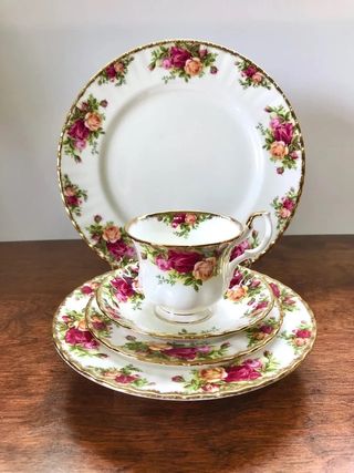 Taza y 4 Platos Royal Albert Old Country Roses