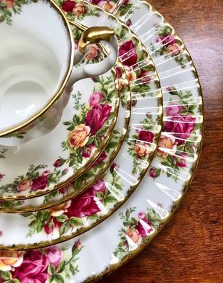 Taza y 4 Platos Royal Albert Old Country Roses