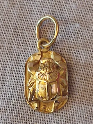 Colgante oro 18k escarabajo