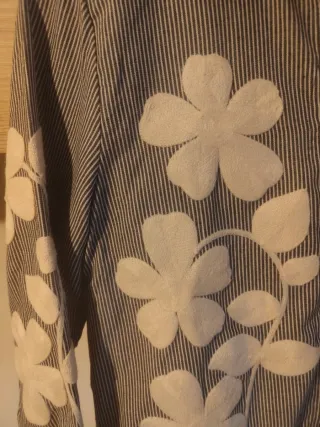 Camisa rayas flores bordadas M