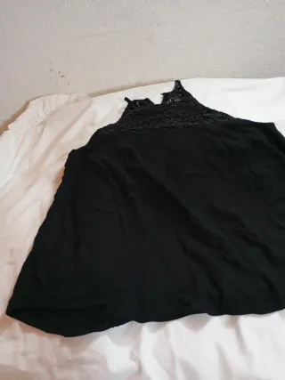 Camiseta tirantes negra con encaje