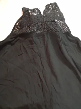 Camiseta tirantes negra con encaje