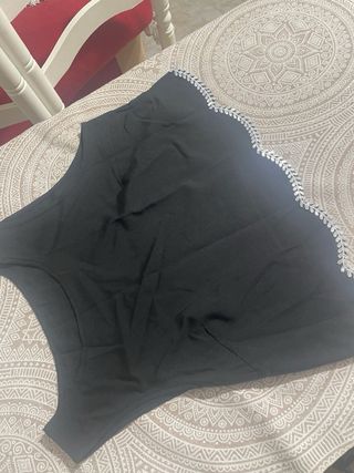 Top negro con detalle de encaje