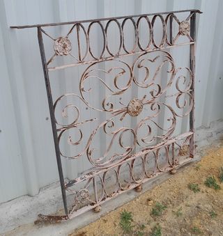 Rejas de balcón antiguas de hierro forjado