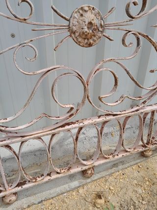 Rejas de balcón antiguas de hierro forjado
