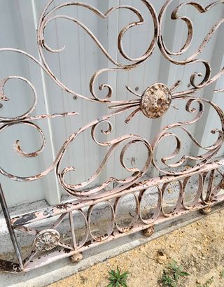 Rejas de balcón antiguas de hierro forjado